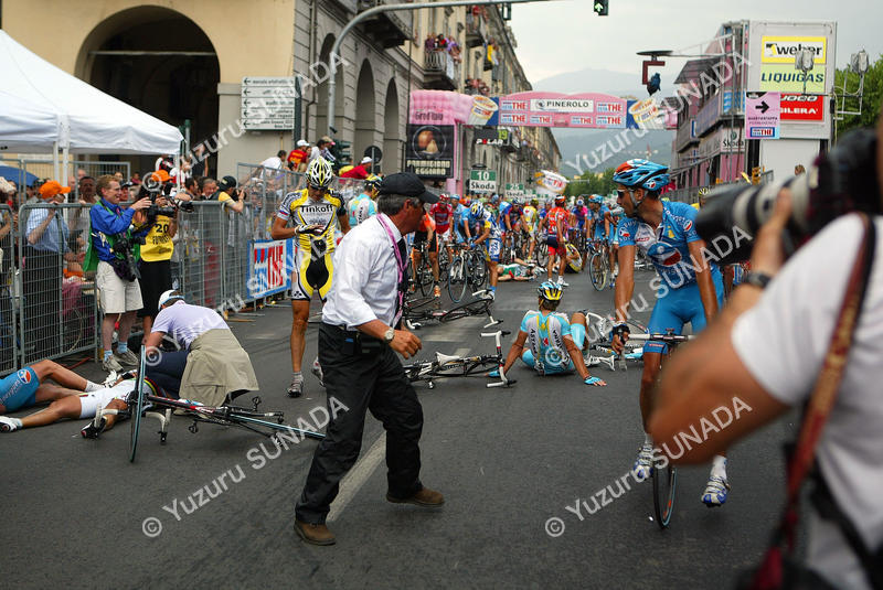 Crash at the finish003p.jpg